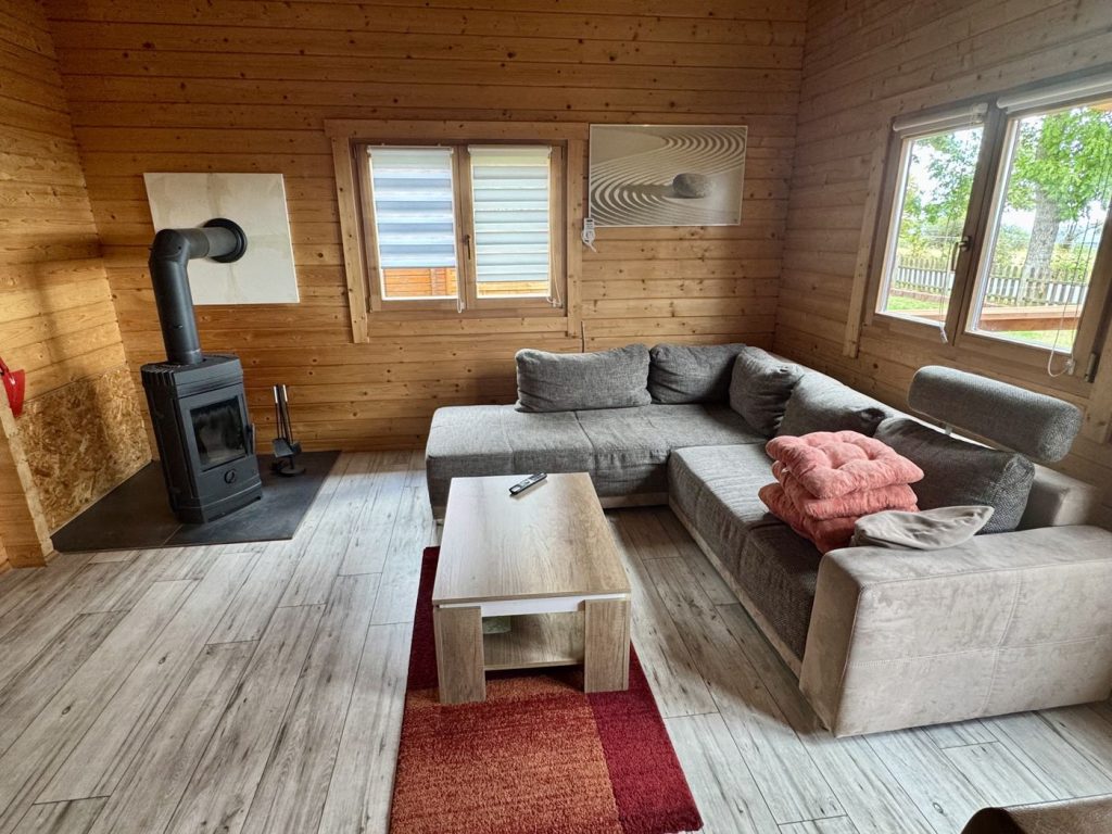 Wohnbereich mit Kamin in einer der Hohegeiß-Butzen