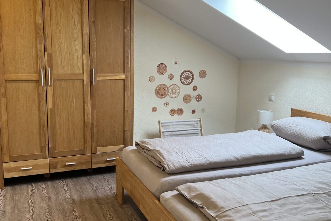 Schrank und Doppelbett